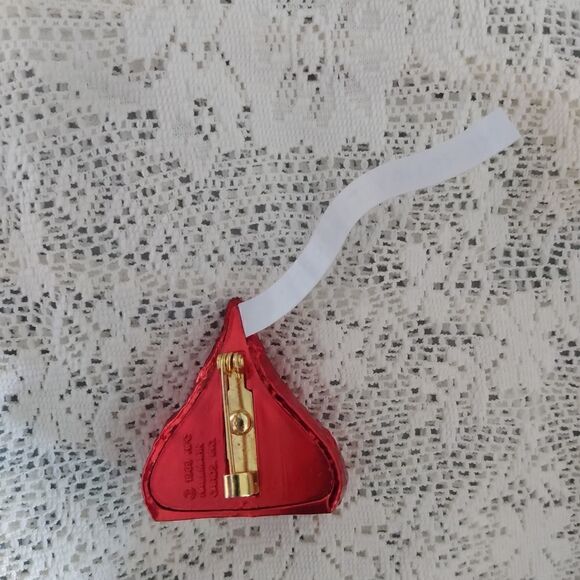 EUC VINTAGE HALLMARK 1989 Hershey's 2" Red Foil Kiss Valentine's Brooch/Pin - Picture 3 of 5